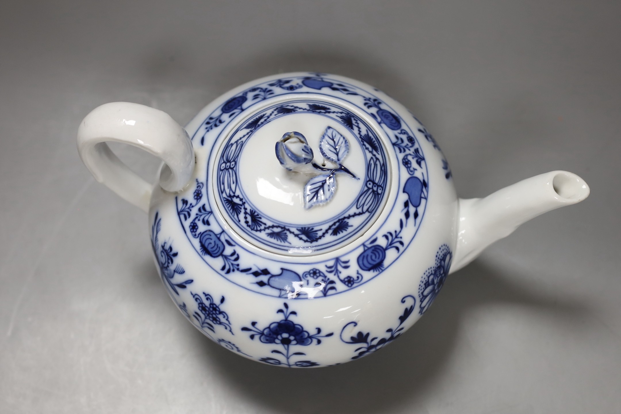 A Meissen style blue and white onion pattern teapot, 27cm